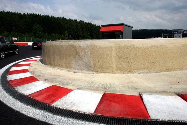 - SPA, BELGIUM : Illustration picture shows cars racing at the Spa-Francorchamps race track, Friday 25 may 2007, during the official presentation of Spa Francorchamps Formula One race track after all renovation works are done. MICHELxKRAKOWSKI  x6765705x
