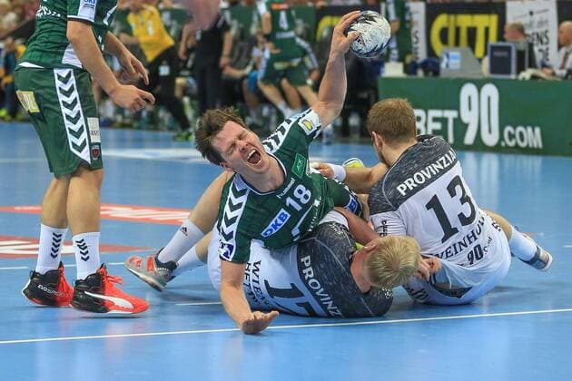 Bilder des Tages - Sport Deutschland , Kiel , Handball , 1 Bundesliga , Sparkassenarena , Saison 2017 2018 , THW Kiel - Füchse Berlin , Hans Lindberg ( THW ) Patrick Wiencek Steffen Weinhold ( Berlin )