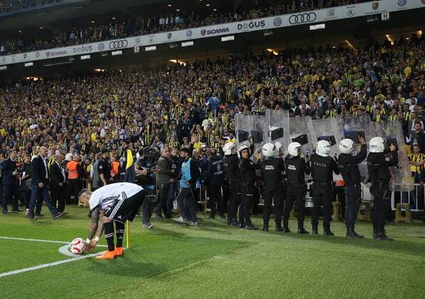 Themen der Woche - SPORT Bilder des Tages - Sport Fußball, Spielabbruch Pokalhalbfinale, Fenerbahce - Besiktas Ricardo Quaresma of Besiktas during the Ziraat Turkish Cup Semi Final second leg match between Fenerbahce and Besiktas at Ulker Stadium in Istanbul , Turkey on April 19 , 2018. 