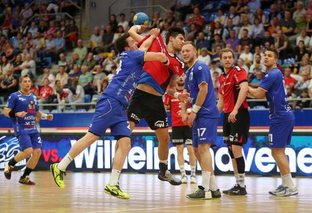 BAU 19.04.2018 Bietigheim Handball SG BBM Bietigheim vs. HSG Konstanz, v.l. Tim Jud (Konstanz), Paco Barthe (BBM)