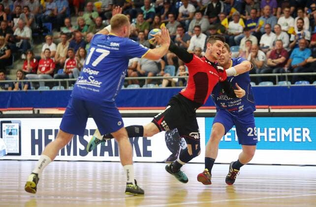 BAU 19.04.2018 Bietigheim Handball SG BBM Bietigheim vs. HSG Konstanz, v.l. Felix Krüger (Konstanz), Felix König (BBM), Chris Berchtenbreiter (Konstanz)