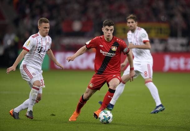 17.04.2018, Fussball DFB Pokal 2017 2018, Halbfinale, Bayer Leverkusen - FC Bayern München, in der BayArena Leverkusen. v.li: Joshua Kimmich (FC Bayern München) gegen Kai Havertz (Leverkusen). *** 17 04 2018 Football DFB Pokal 2017 2018 Semifinals Bayer Leverkusen FC Bayern Munich in the BayArena Leverkusen vs Joshua Kimmich FC Bayern Munich against Kai Havertz Leverkusen