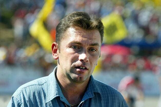 NO MAGS - NO SALES - NO INTERNET BRU180 - - PLATEAU-DE-BEILLE, FRANCE : Belgian Johan Bruyneel, manager of the US Postal Service team, pictured during the 12th stage of the 89th Tour de France in Plateau-de-Beille, Thursday 19 July 2002. MICHELxGOUVERNEUR  x1003066x
