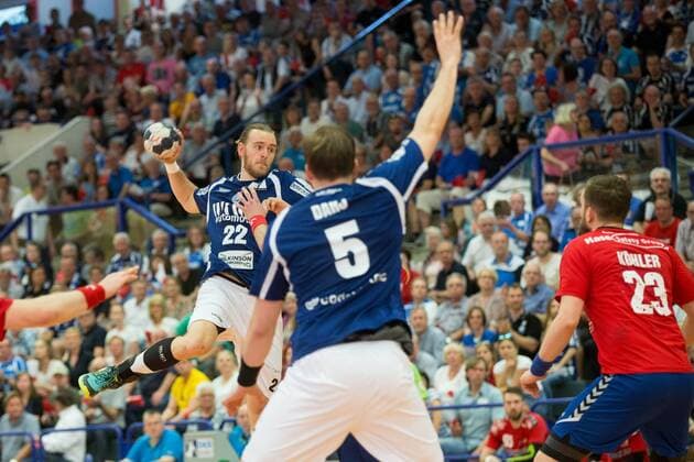Fabian Gutbrod ( 22, Bergischer HC) beim Wurf vor Max Darj ( 5, Bergischer HC) und gegen Janik Köhler ( 23, Wilhelmshavener HV) Bergischer HC vs. Wilhelmshavener HV, Handball, 2. Bundesliga, 20.04.18 Solingen NRW Deutschland Klingenhalle