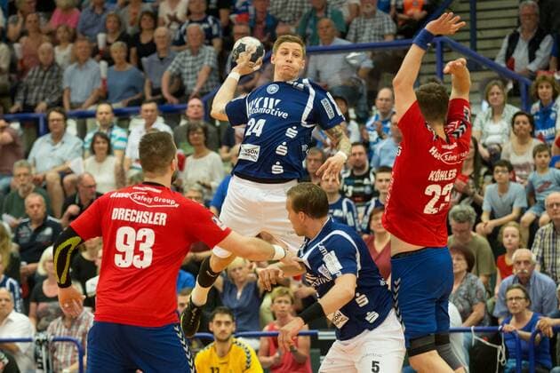 Linus Arnesson ( 24, Bergischer HC) beim Wurf gegen Rene Drechsler ( 93, Wilhelmshavener HV) und Janik Köhler ( 23, Wilhelmshavener HV), davor Max Darj ( 5, Bergischer HC) Bergischer HC vs. Wilhelmshavener HV, Handball, 2. Bundesliga, 20.04.18 Solingen NRW Deutschland Klingenhalle