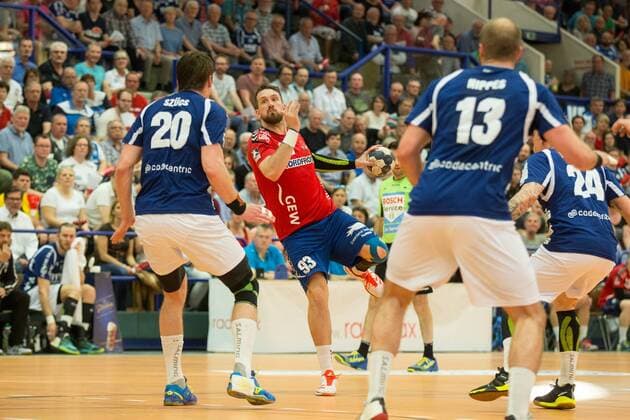Rene Drechsler ( 93, Wilhelmshavener HV) setzt zum Wurf gegen Csaba Szücs ( 20, Bergischer HC) und Kristian Nippes ( 13, Bergischer HC) an Bergischer HC vs. Wilhelmshavener HV, Handball, 2. Bundesliga, 20.04.18 Solingen NRW Deutschland Klingenhalle