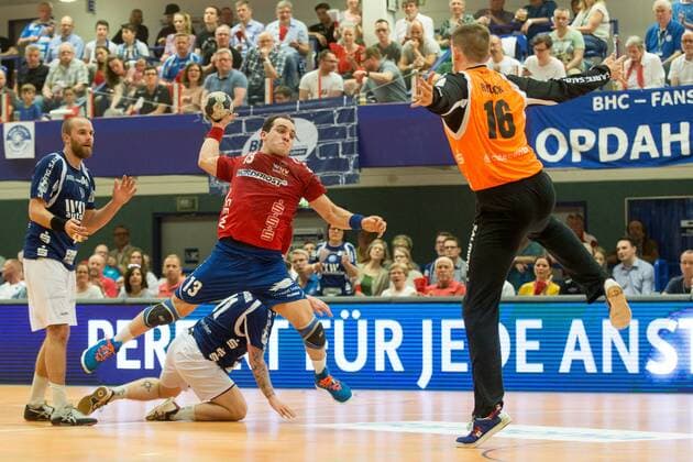 Duncan Postel ( 13, Wilhelmshavener HV) beim Wurf gegen Christopher Rudeck ( 16, TW, Bergischer HC) Bergischer HC vs. Wilhelmshavener HV, Handball, 2. Bundesliga, 20.04.18 Solingen NRW Deutschland Klingenhalle
