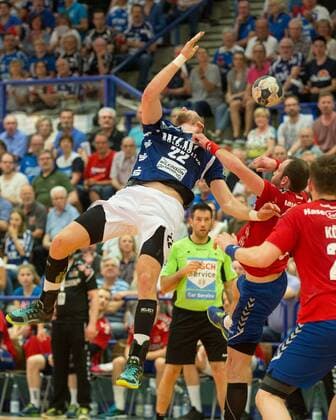 Bilder des Tages - SPORT Fabian Gutbrod ( 22, Bergischer HC) wird von Lukas Kalafut ( 9, Wilhelmshavener HV) gefoult Bergischer HC vs. Wilhelmshavener HV, Handball, 2. Bundesliga, 20.04.18 Solingen NRW Deutschland Klingenhalle
