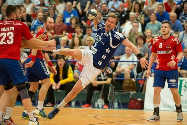 Max Darj ( 5, Bergischer HC) beim Wurf Bergischer HC vs. Wilhelmshavener HV, Handball, 2. Bundesliga, 20.04.18 Solingen NRW Deutschland Klingenhalle