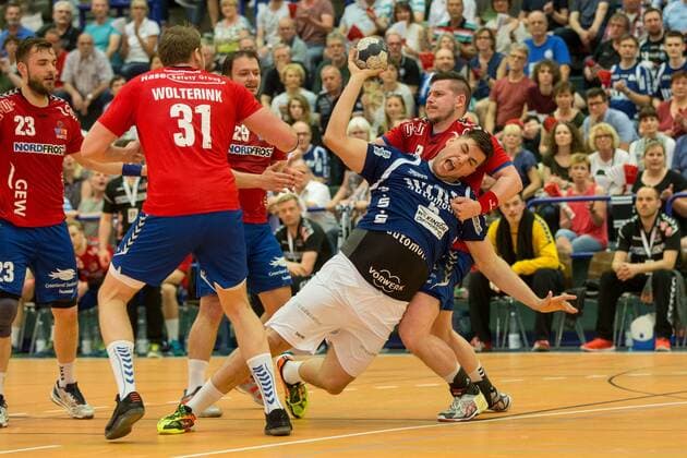 Foul von Fabrice Lehmann ( 8, Wilhelmshavener HV) an Leos Petrovsky ( 6, Bergischer HC) Bergischer HC vs. Wilhelmshavener HV, Handball, 2. Bundesliga, 20.04.18 Solingen NRW Deutschland Klingenhalle