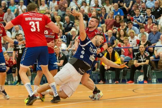 Foul von Fabrice Lehmann ( 8, Wilhelmshavener HV) an Leos Petrovsky ( 6, Bergischer HC) Bergischer HC vs. Wilhelmshavener HV, Handball, 2. Bundesliga, 20.04.18 Solingen NRW Deutschland Klingenhalle