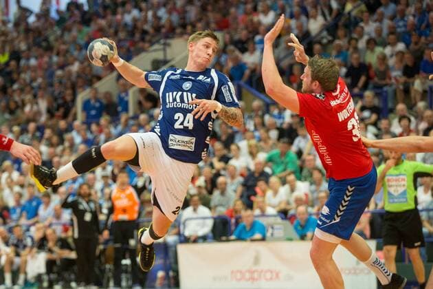 Linus Arnesson ( 24, Bergischer HC) beim Wurf gegen Jörn Wolterink ( 31, Wilhelmshavener HV) Bergischer HC vs. Wilhelmshavener HV, Handball, 2. Bundesliga, 20.04.18 Solingen NRW Deutschland Klingenhalle