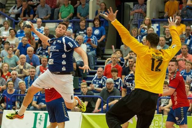 Leos Petrovsky ( 6, Bergischer HC) beim Wurf gegen Dennis Doden ( 12, Wilhelmshavener HV) Bergischer HC vs. Wilhelmshavener HV, Handball, 2. Bundesliga, 20.04.18 Solingen NRW Deutschland Klingenhalle