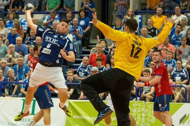 Leos Petrovsky ( 6, Bergischer HC) beim Wurf gegen Dennis Doden ( 12, Wilhelmshavener HV) Bergischer HC vs. Wilhelmshavener HV, Handball, 2. Bundesliga, 20.04.18 Solingen NRW Deutschland Klingenhalle