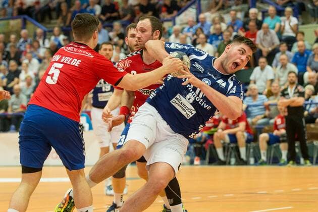 Rutger ten Velde ( 5, Wilhelmshavener HV) und Janik Köhler ( 23, Wilhelmshavener HV) können Leos Petrovsky ( 6, Bergischer HC) nicht am Wurf hindern Bergischer HC vs. Wilhelmshavener HV, Handball, 2. Bundesliga, 20.04.18 Solingen NRW Deutschland Klingenhalle