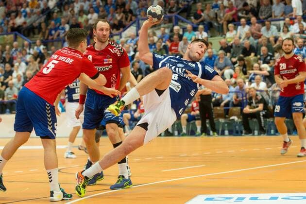 Bilder des Tages - SPORT Rutger ten Velde ( 5, Wilhelmshavener HV) und Janik Köhler ( 23, Wilhelmshavener HV) können Leos Petrovsky ( 6, Bergischer HC) nicht am Wurf hindern Bergischer HC vs. Wilhelmshavener HV, Handball, 2. Bundesliga, 20.04.18 Solingen NRW Deutschland Klingenhalle