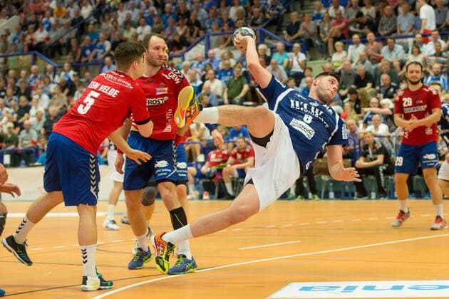Rutger ten Velde ( 5, Wilhelmshavener HV) und Janik Köhler ( 23, Wilhelmshavener HV) können Leos Petrovsky ( 6, Bergischer HC) nicht am Wurf hindern Bergischer HC vs. Wilhelmshavener HV, Handball, 2. Bundesliga, 20.04.18 Solingen NRW Deutschland Klingenhalle