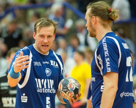 Max Darj ( 5, Bergischer HC) mit Fabian Gutbrod ( 22, Bergischer HC) im Gespräch Bergischer HC vs. Wilhelmshavener HV, Handball, 2. Bundesliga, 20.04.18 Solingen NRW Deutschland Klingenhalle