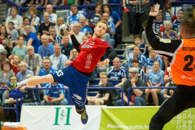 Tobias Schwolow ( 33, Wilhelmshavener HV) beim Wurf gegen Bastian Rutschmann ( 23, Bergischer HC) Bergischer HC vs. Wilhelmshavener HV, Handball, 2. Bundesliga, 20.04.18 Solingen NRW Deutschland Klingenhalle