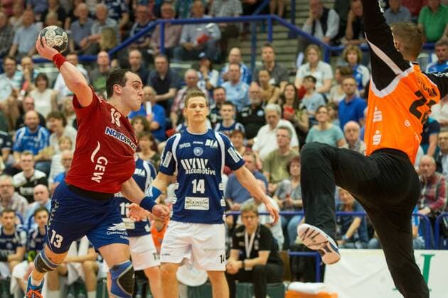 Duncan Postel ( 13, Wilhelmshavener HV) beim Wurf gegen Bastian Rutschmann ( 23, Bergischer HC) Bergischer HC vs. Wilhelmshavener HV, Handball, 2. Bundesliga, 20.04.18 Solingen NRW Deutschland Klingenhalle