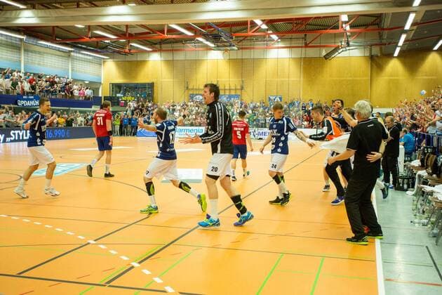 Mit der Schlusssirene stürmen die Ersatzspieler von der Bank auf das Spielfeld und feiern den Aufstieg Bergischer HC vs. Wilhelmshavener HV, Handball, 2. Bundesliga, 20.04.18 Solingen NRW Deutschland Klingenhalle