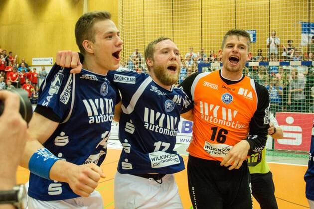 Bilder des Tages - SPORT Hier feiern Maciej Majdzinski ( 14, Bergischer HC), Jan Artmann ( 17, Bergischer HC) und Christopher Rudeck ( 16, TW, Bergischer HC) den Aufstieg in die erste Liga Bergischer HC vs. Wilhelmshavener HV, Handball, 2. Bundesliga, 20.04.18 Solingen NRW Deutschland Klingenhalle