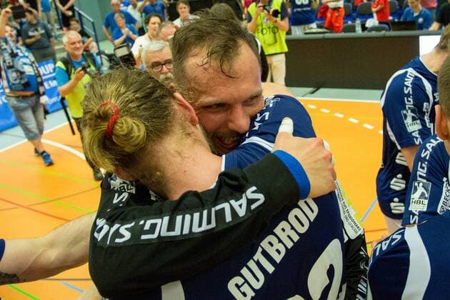 Hier feiern Bastian Rutschmann ( 23, Bergischer HC) und Fabian Gutbrod ( 22, Bergischer HC) den Aufstieg in die erste Liga Bergischer HC vs. Wilhelmshavener HV, Handball, 2. Bundesliga, 20.04.18 Solingen NRW Deutschland Klingenhalle