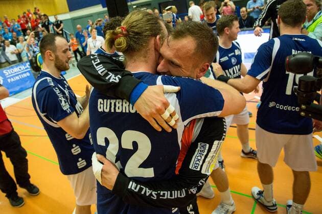 Hier feiern Bastian Rutschmann ( 23, Bergischer HC) und Fabian Gutbrod ( 22, Bergischer HC) den Aufstieg in die erste Liga Bergischer HC vs. Wilhelmshavener HV, Handball, 2. Bundesliga, 20.04.18 Solingen NRW Deutschland Klingenhalle