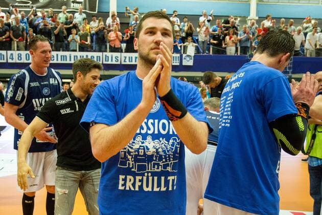 Tomas Babak ( 19, Bergischer HC) feiert mit dem Aufstiegs-T-Shirt den Aufstieg in die 1. Bundesliga Bergischer HC vs. Wilhelmshavener HV, Handball, 2. Bundesliga, 20.04.18 Solingen NRW Deutschland Klingenhalle