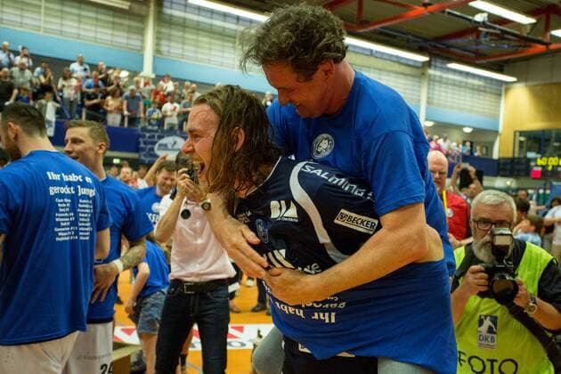 Maciej Majdzinski ( 14, Bergischer HC) und Joerg Foeste (kaufmaennischer Leiter, Bergischer HC) feiern mit dem Aufstiegs-T-Shirt den Aufstieg in die 1. Bundesliga Bergischer HC vs. Wilhelmshavener HV, Handball, 2. Bundesliga, 20.04.18 Solingen NRW Deutschland Klingenhalle