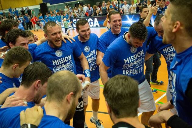 Das Team des Bergischen HC feiert den Aufstieg in die 1. Bundesliga Bergischer HC vs. Wilhelmshavener HV, Handball, 2. Bundesliga, 20.04.18 Solingen NRW Deutschland Klingenhalle