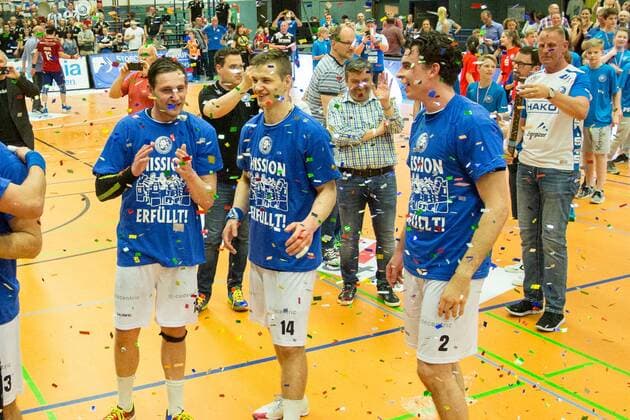 Milan Kotrc ( 15, Bergischer HC), Maciej Majdzinski ( 14, Bergischer HC) und Maximilian Leon Bettin ( 2, Bergischer HC) feiern mit dem Aufstiegs-T-Shirt den Aufstieg in die 1. Bundesliga Bergischer HC vs. Wilhelmshavener HV, Handball, 2. Bundesliga, 20.04.18 Solingen NRW Deutschland Klingenhalle