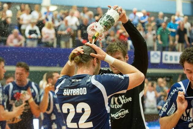Fabian Gutbrod ( 22, Bergischer HC) wird von Linus Arnesson ( 24, Bergischer HC) mit einer Sektdusche bedacht und beide feiern mit dem Aufstiegs-T-Shirt den Aufstieg in die 1. Bundesliga Bergischer HC vs. Wilhelmshavener HV, Handball, 2. Bundesliga, 20.04.18 Solingen NRW Deutschland Klingenhalle
