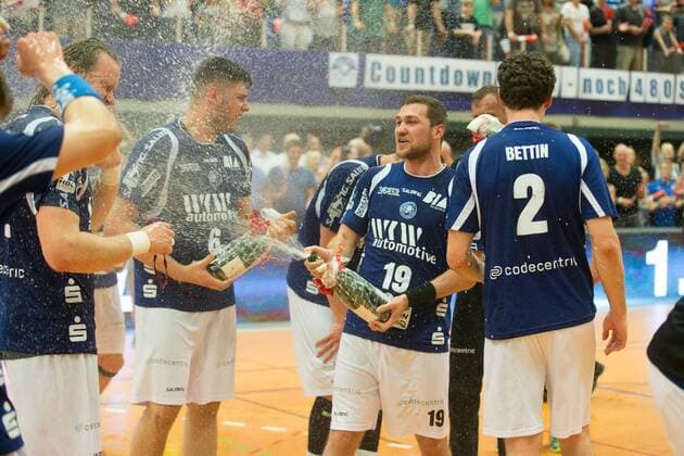 Leos Petrovsky ( 6, Bergischer HC) und Tomas Babak ( 19, Bergischer HC) sowie Maximilian Leon Bettin ( 2, Bergischer HC) mit einer Sektdusche bedacht und beide feiern mit dem Aufstiegs-T-Shirt den Aufstieg in die 1. Bundesliga Bergischer HC vs. Wilhelmshavener HV, Handball, 2. Bundesliga, 20.04.18 Solingen NRW Deutschland Klingenhalle