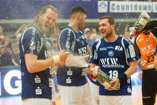 Fabian Gutbrod ( 22, Bergischer HC) wird von Tomas Babak ( 19, Bergischer HC) mit einer Sektdusche bedacht und beide feiern mit dem Aufstiegs-T-Shirt den Aufstieg in die 1. Bundesliga Bergischer HC vs. Wilhelmshavener HV, Handball, 2. Bundesliga, 20.04.18 Solingen NRW Deutschland Klingenhalle