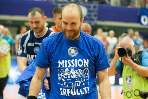 Bilder des Tages - SPORT Kristian Nippes ( 13, Bergischer HC) feiert mit dem Aufstiegs-T-Shirt den Aufstieg in die 1. Bundesliga Bergischer HC vs. Wilhelmshavener HV, Handball, 2. Bundesliga, 20.04.18 Solingen NRW Deutschland Klingenhalle