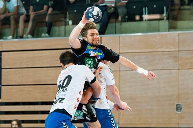 Felix Handschke (Nr.22, Vikings) setzt sich hier gegen Marc Pechstein (Nr.60, Aue) durch HC Rhein Vikings vs. EHV Aue, Handball, 2. Bundesliga, 20.04.18 Düsseldorf NRW Deutschland Castello