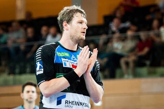 Bennet Johnen (Nr.17, Vikings) nach einer Schiedsrichterentscheidung HC Rhein Vikings vs. EHV Aue, Handball, 2. Bundesliga, 20.04.18 Düsseldorf NRW Deutschland Castello