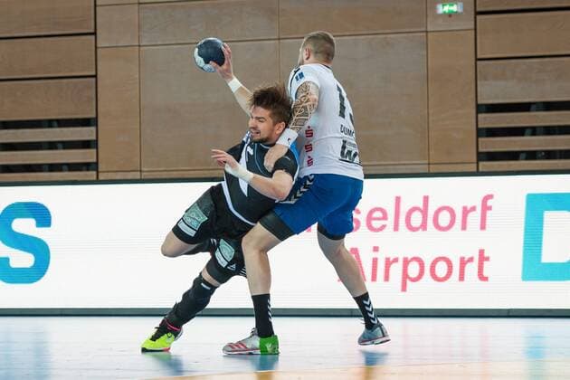 Felix Handschke (Nr.22, Vikings) im Zweikampf mit Mindaugas Dumcius (Nr.13, Aue) HC Rhein Vikings vs. EHV Aue, Handball, 2. Bundesliga, 20.04.18 Düsseldorf NRW Deutschland Castello