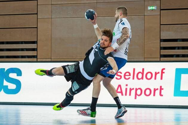 Felix Handschke (Nr.22, Vikings) im Duell mit Mindaugas Dumcius (Nr.13, Aue) HC Rhein Vikings vs. EHV Aue, Handball, 2. Bundesliga, 20.04.18 Düsseldorf NRW Deutschland Castello