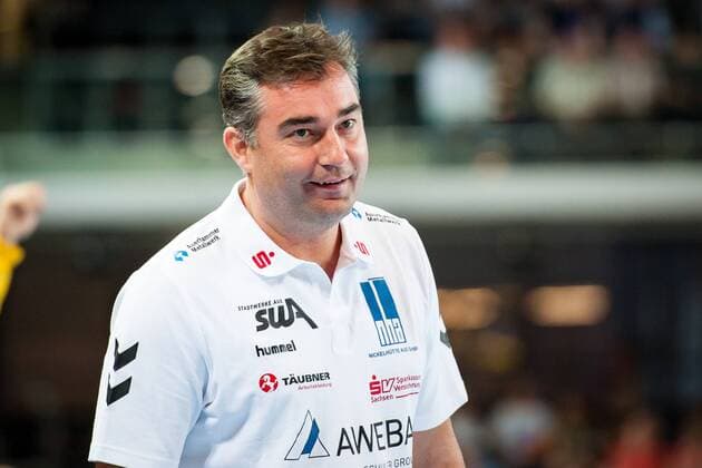 Hat ein Lächeln auf den Lippen: Gästetrainer Stephan Swat (Trainer, Aue) HC Rhein Vikings vs. EHV Aue, Handball, 2. Bundesliga, 20.04.18 Düsseldorf NRW Deutschland Castello