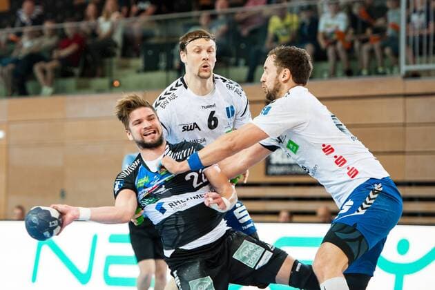 Felix Handschke (Nr.22, Vikings) versucht sich gegen Kevin Roch (Nr.6, Aue) und Marc Pechstein (Nr.60, Aue) durchzusetzen HC Rhein Vikings vs. EHV Aue, Handball, 2. Bundesliga, 20.04.18 Düsseldorf NRW Deutschland Castello