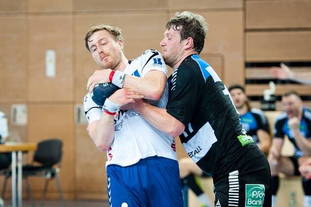 Kampf um den Ball bei Eric Meinhardt (Nr.3, Aue) und Bennet Johnen (Nr.17, Vikings) HC Rhein Vikings vs. EHV Aue, Handball, 2. Bundesliga, 20.04.18 Düsseldorf NRW Deutschland Castello