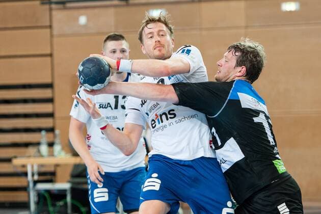 Zweikampf zwischen Eric Meinhardt (Nr.3, Aue) und Bennet Johnen (Nr.17, Vikings) HC Rhein Vikings vs. EHV Aue, Handball, 2. Bundesliga, 20.04.18 Düsseldorf NRW Deutschland Castello