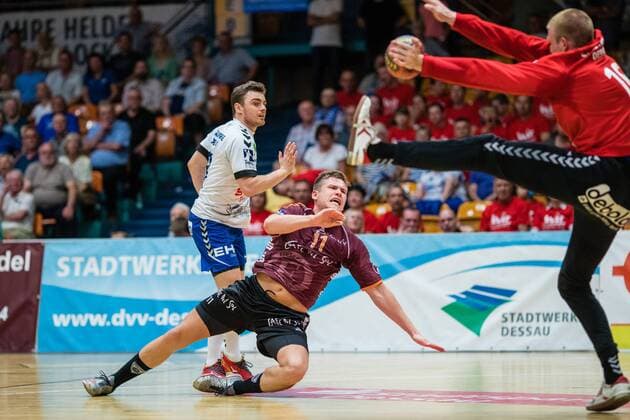 Robin John 11 von Eintracht Hildesheim beim Wurf auf das Tor von Philip Ambrosius 16 vom Dessau-Rosslauer HV 06 mit Jan Zahradnicek 33 vom Dessau-Rosslauer HV 06 waehrend der Begegnung in der DKB Handball 2. Bundesliga zwischen Dessau-Rosslauer HV 06 und Eintracht Hildesheim in der Anhalt Arena am April 20, 2018 in Bauhausstadt Dessau, Sachsen Anhalt, Germany ( HB-2BL Dessau-Rosslauer HV 06 - Eintracht Hildesheim Bauhausstadt Dessau Copyright: xEIBNER HartmutxBoesenerx EP_HBR