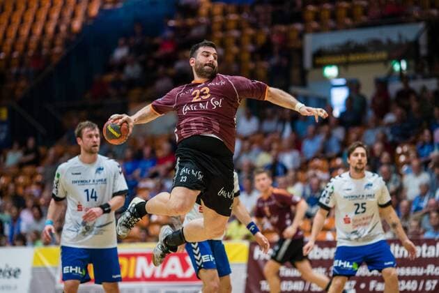 Niko Tzoufras 23 von Eintracht Hildesheim beim Wurf waehrend der Begegnung in der DKB Handball 2. Bundesliga zwischen Dessau-Rosslauer HV 06 und Eintracht Hildesheim in der Anhalt Arena am April 20, 2018 in Bauhausstadt Dessau, Sachsen Anhalt, Germany ( HB-2BL Dessau-Rosslauer HV 06 - Eintracht Hildesheim Bauhausstadt Dessau Copyright: xEIBNER HartmutxBoesenerx EP_HBR