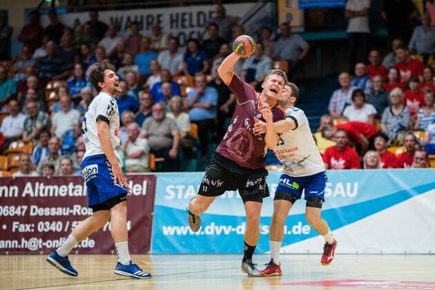 Robin John 11 von Eintracht Hildesheim im Duell mit Jan Zahradnicek 33 vom Dessau-Rosslauer HV 06 und Tom Hanner 25 vom Dessau-Rosslauer HV 06 (l) waehrend der Begegnung in der DKB Handball 2. Bundesliga zwischen Dessau-Rosslauer HV 06 und Eintracht Hildesheim in der Anhalt Arena am April 20, 2018 in Bauhausstadt Dessau, Sachsen Anhalt, Germany ( HB-2BL Dessau-Rosslauer HV 06 - Eintracht Hildesheim Bauhausstadt Dessau Copyright: xEIBNER HartmutxBoesenerx EP_HBR