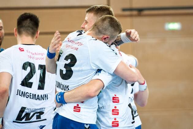 Liegen sich nach dem Sieg in den Armen Mindaugas Dumcius (Nr.13, Aue) (vorne) und Benas Petreikis (Nr.11, Aue) HC Rhein Vikings vs. EHV Aue, Handball, 2. Bundesliga, 20.04.18 Düsseldorf NRW Deutschland Castello