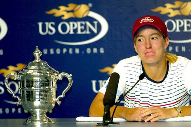 Tennis, US Open Damen Finale 2003, Justine Henin-Hardenne - Kim Clijsters BRU05 - 20030907 - NEW YORK, USA : Justine Henin-Hardenne of Belgium looks at her trophy during a news conference after defeating Kim Clijsters to win the women s final at the 2003 US Open tennis championships, in Flushing Meadows, New York, Saturday 06 September 2003. Second seed Henin-Hardenne defeated world number one Clijsters 7-5, 6-1 to win her first US Open tennis title.  x1377285x
