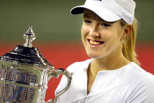 Tennis, US Open Damen Finale 2003, Justine Henin-Hardenne - Kim Clijsters BRU38 - 20030907 - NEW YORK, USA : Justine Henin-Hardenne of Belgium poses with her trophy after defeating Kim Clijsters to win the women s final at the 2003 US Open tennis championships, in Flushing Meadows, New York, Saturday 06 September 2003. Second seed Henin-Hardenne defeated world number one Clijsters 7-5, 6-1 to win her first US Open tennis title.  x1377327x